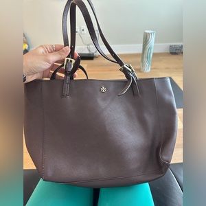 DARK BROWN TORY BURCH BAG, looks new.